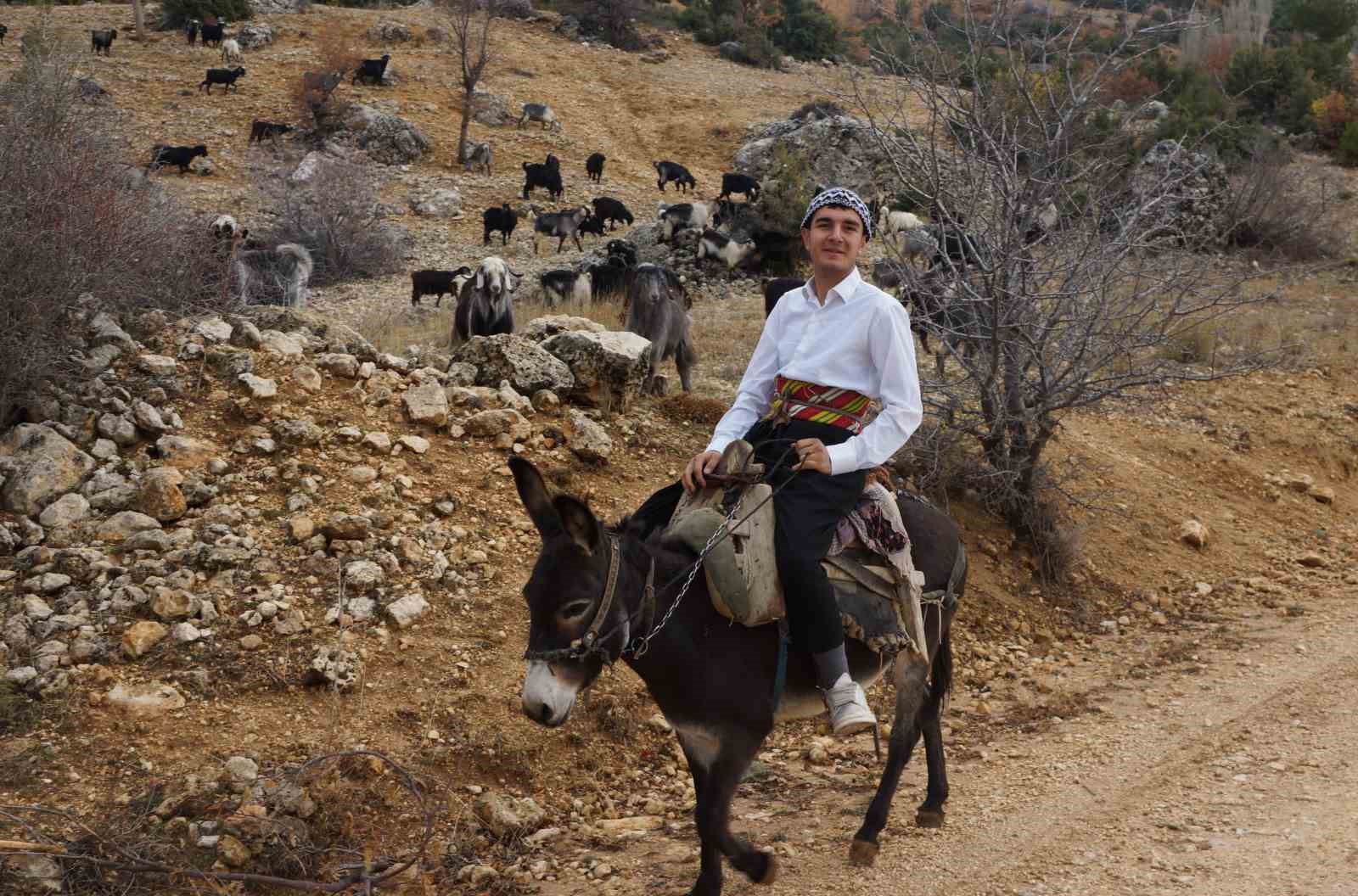 18 yaşındaki Yusuf söylediği manilerle ilgi odağı oldu