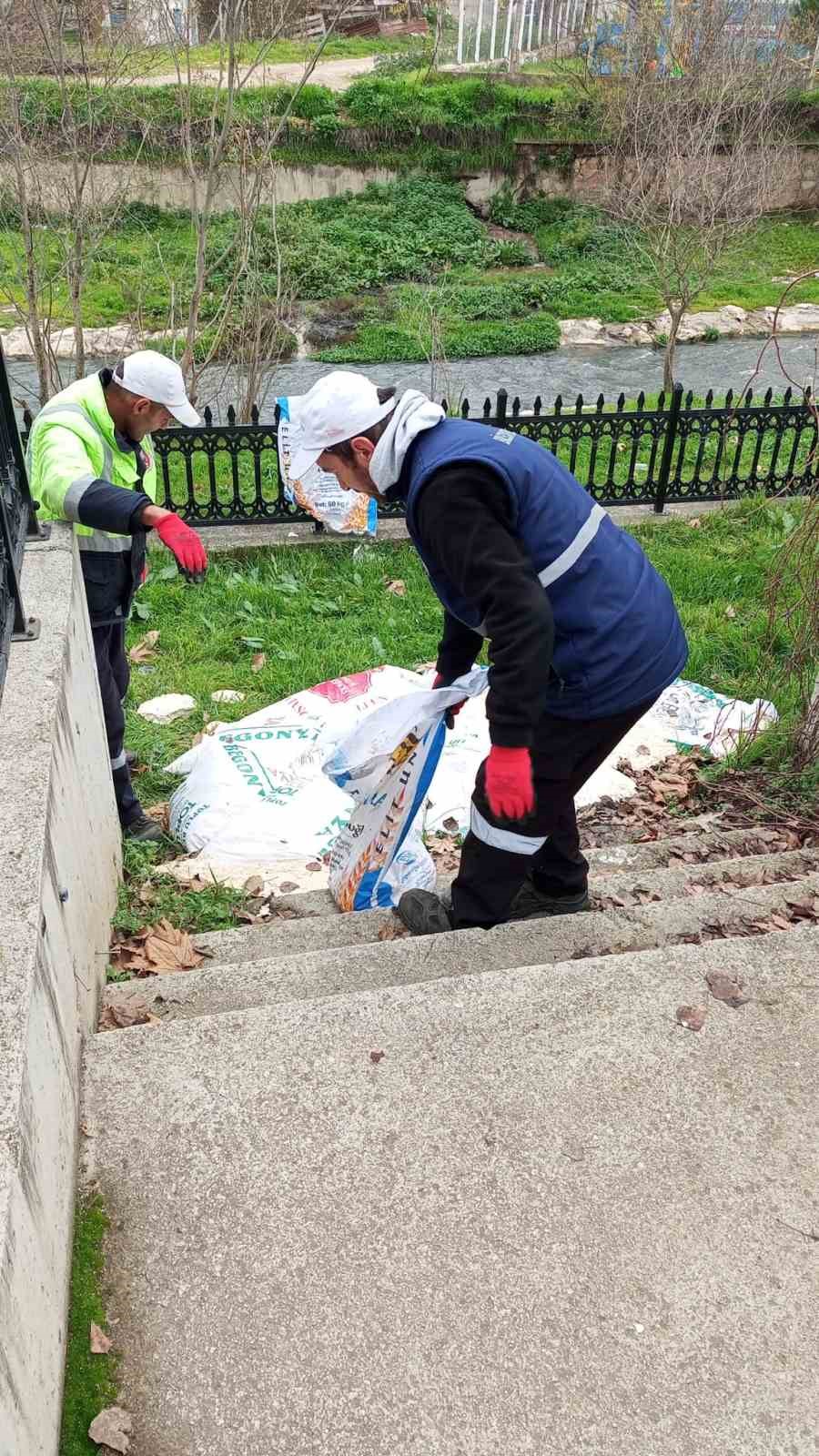 Bilecik’te yol kenarına atılan 15 çuval ekmek hamuru temizlendi
