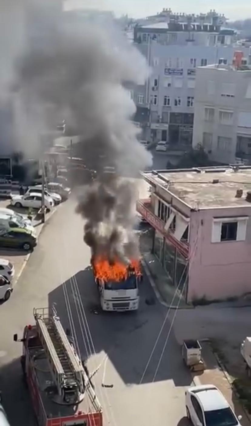 Park halindeyken alev alan kamyon kullanılamaz hale geldi