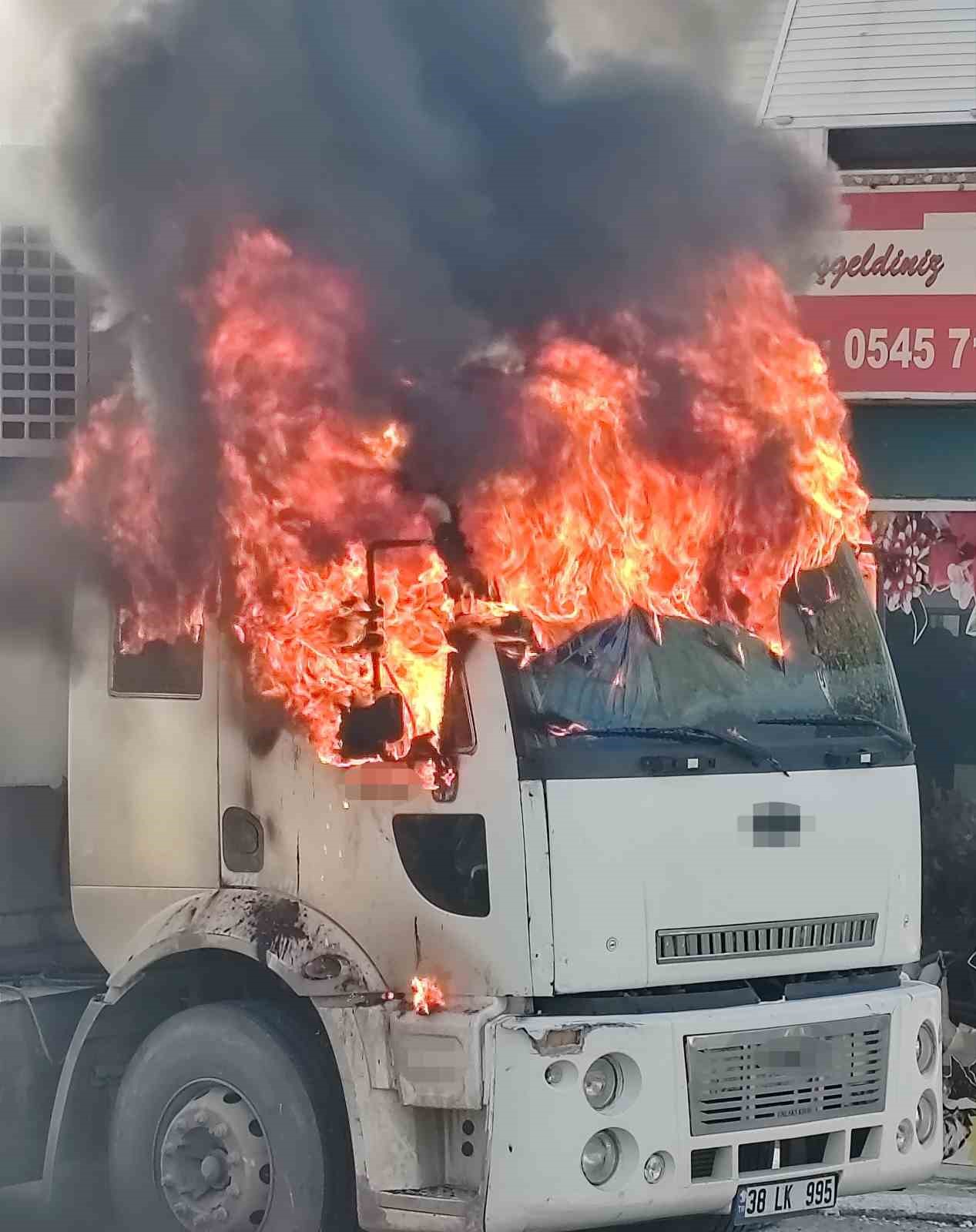 Park halindeyken alev alan kamyon kullanılamaz hale geldi