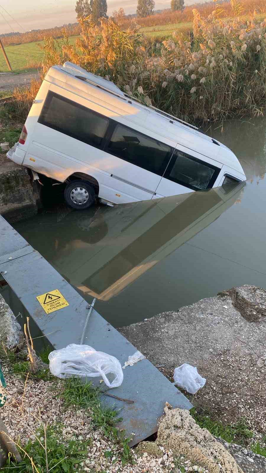 Antalya’da minibüs sulama kanalına uçtu