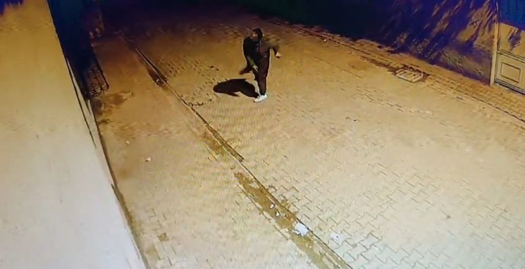 Adana’da evin camlarına taş atıp kaçtı: O anlar kamerada