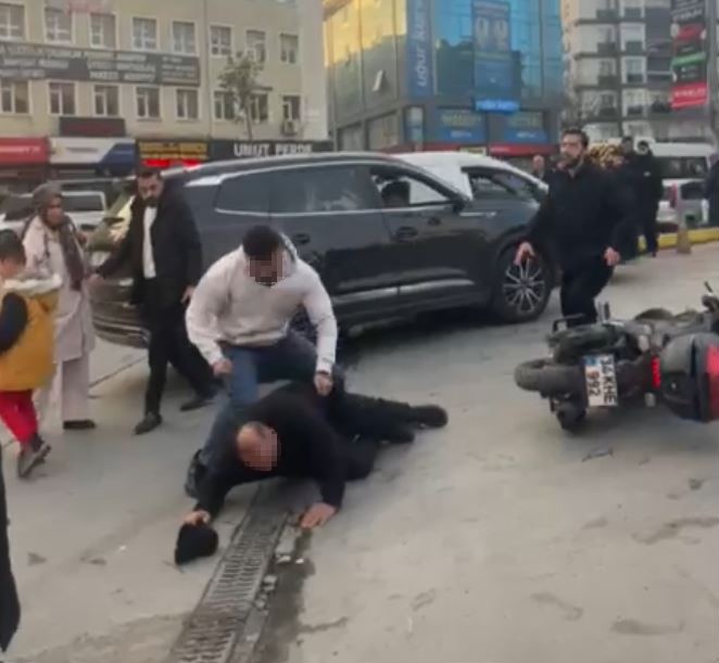 Esenyurt’ta trafikte tartıştığı araç sürücüsünü öldüresiye dövdü: O anlar kamerada