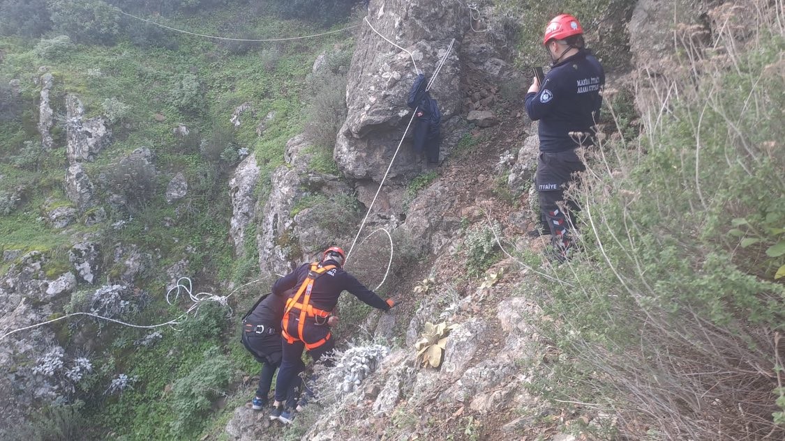 Dağda mahsur kalan vatandaş itfaiye ekiplerince kurtarıldı