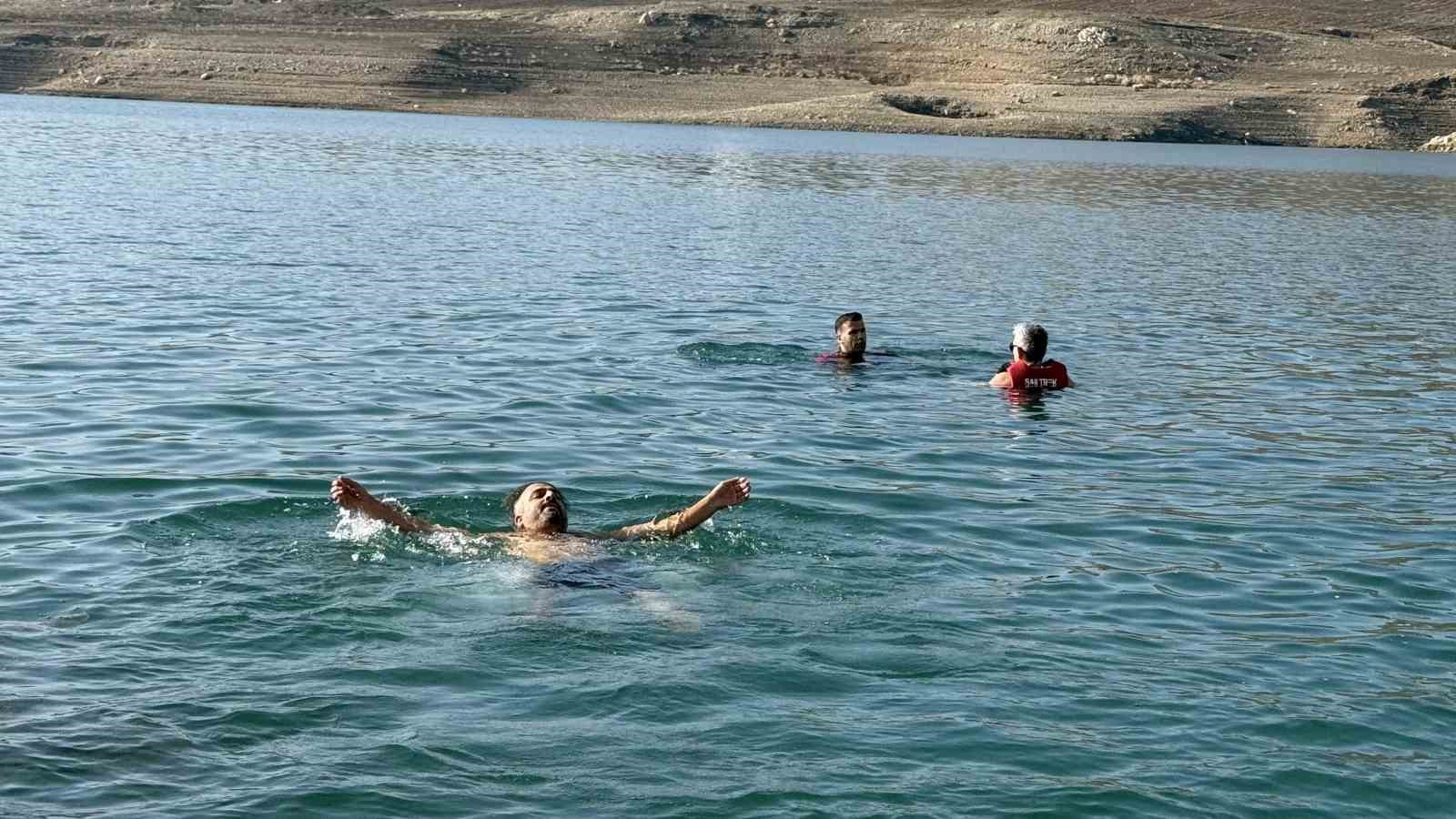 Siirt’te Aralık ortasında Botan Vadisinde suya girdiler