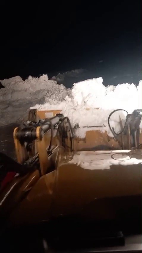 Tekman’da karla mücadele ekipleri kapalı mahalle yollarını açmak için seferber oldu