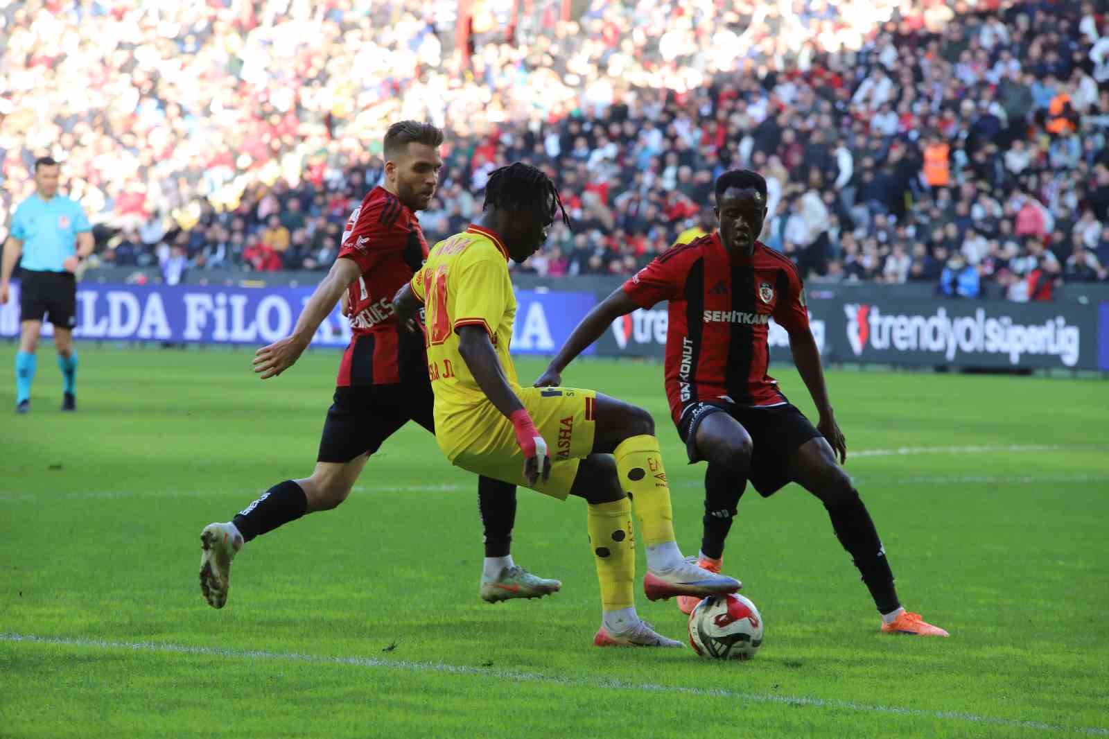 Trendyol Süper Lig: Gaziantep FK: 0 - Göztepe: 0 (İlk yarı)