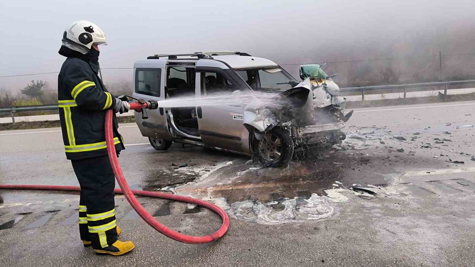Tırla çarpışan hafif ticari araç alev aldı: 5 yaralı