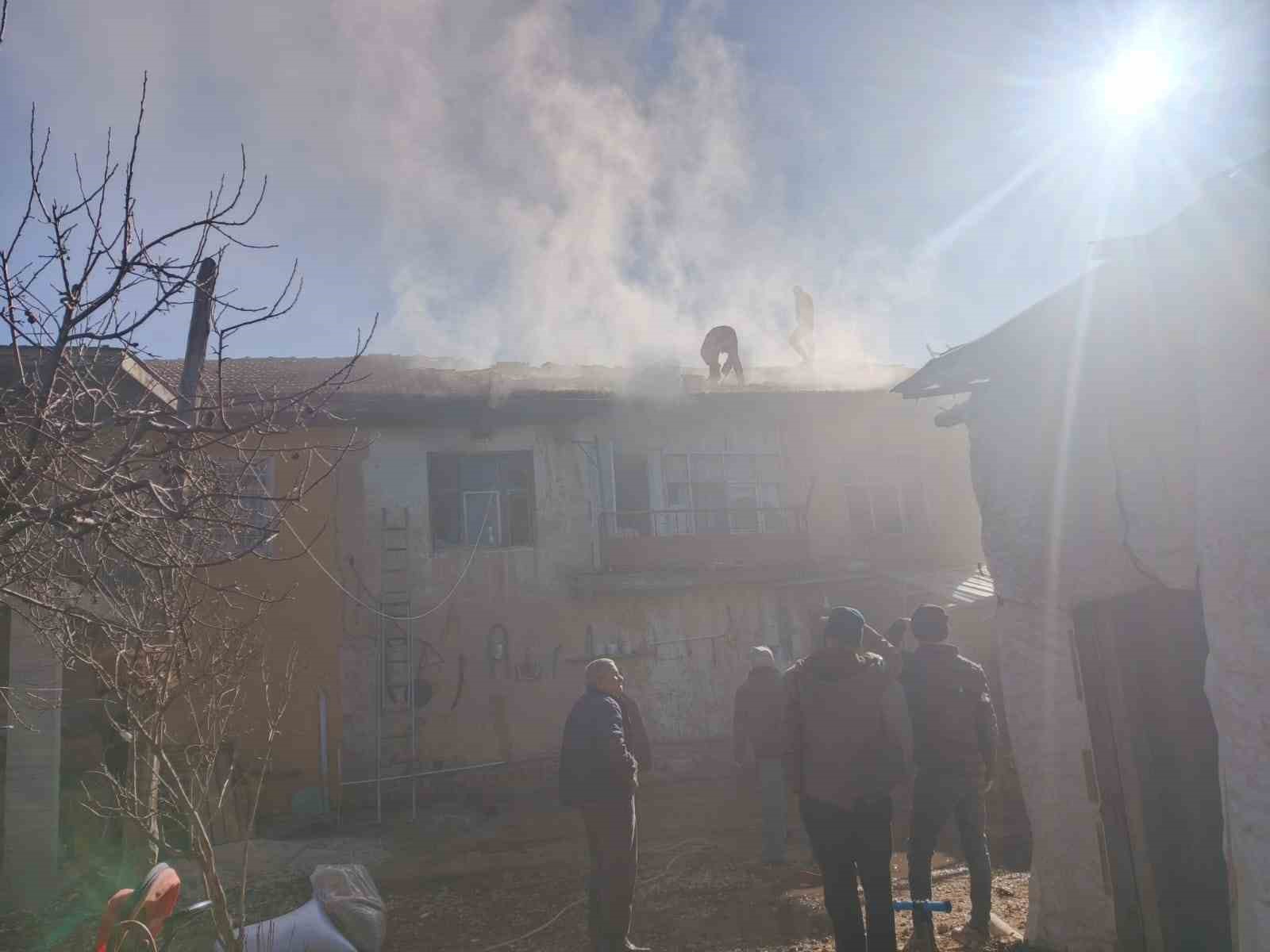 Şarkikaraağaç’ta çıkan yangında iki katlı evin bir bölümü yanarak küle döndü