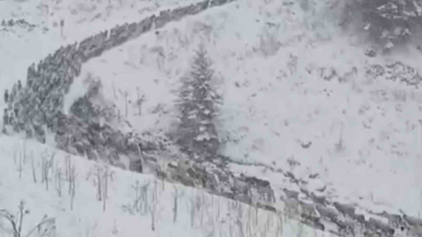 Anzer Yaylası’na kar yağdı, her yer beyaza büründü