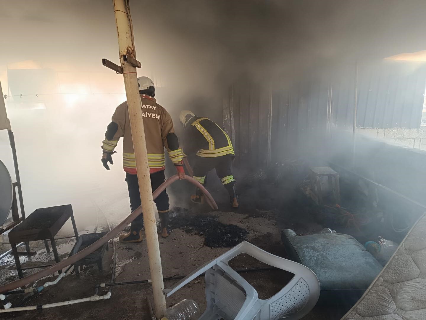 Kırıkhan’da evin çatı katı alevlere teslim oldu