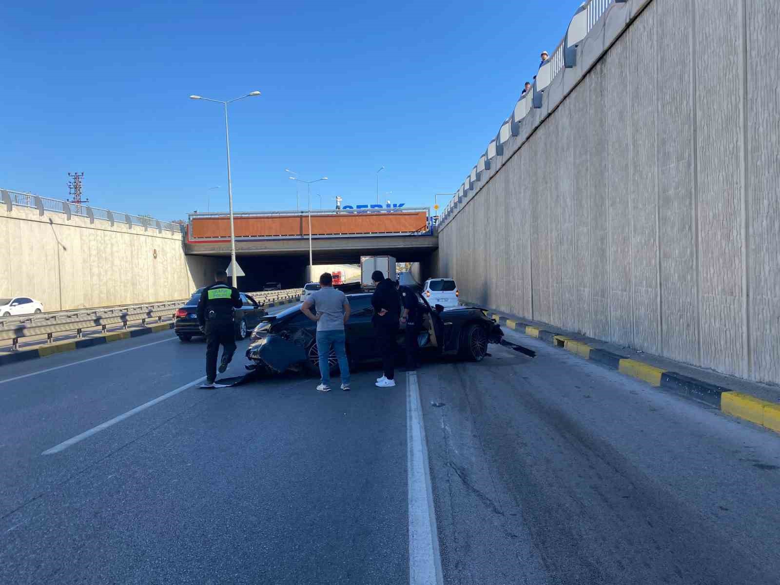 Porsche otomobil önce bir araca sonra alt geçit duvarına çarptı: 1 yaralı