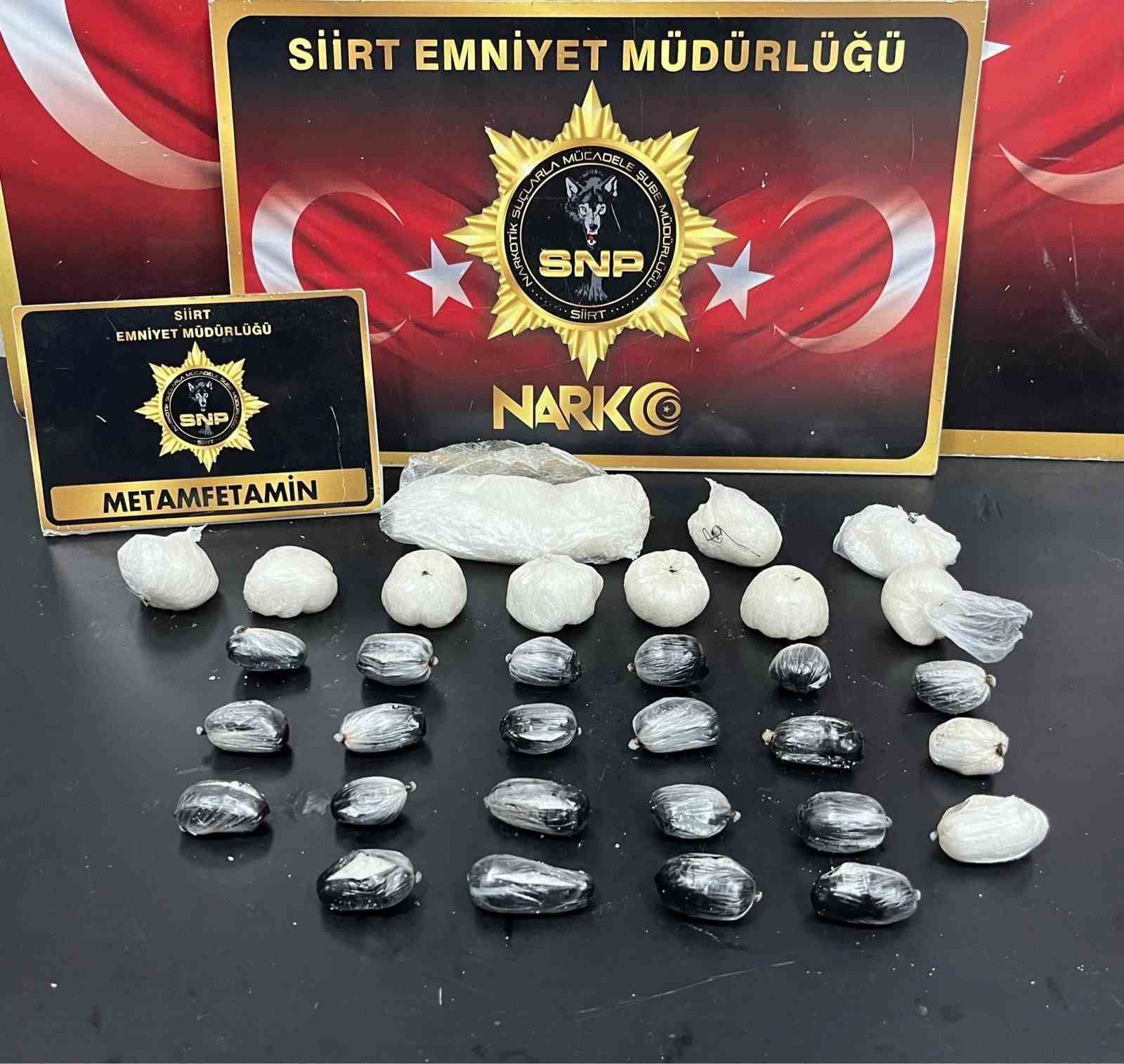 Siirt’te yabancı uyruklu 4 kişinin midesinden 1 kilo uyuşturucu ele geçirildi