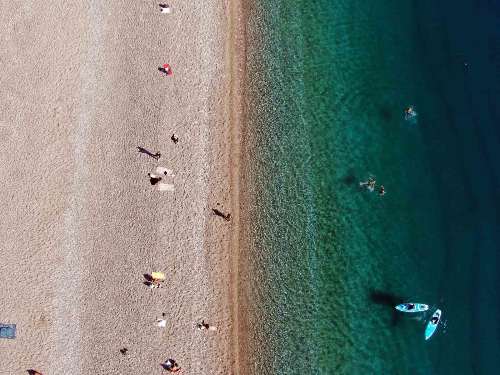 Karlı dağların gölgesinde 20 derecelik sıcak havada deniz keyfi yaptılar