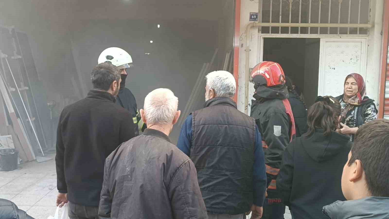 Tutuşan talaş iş yerini yaktı