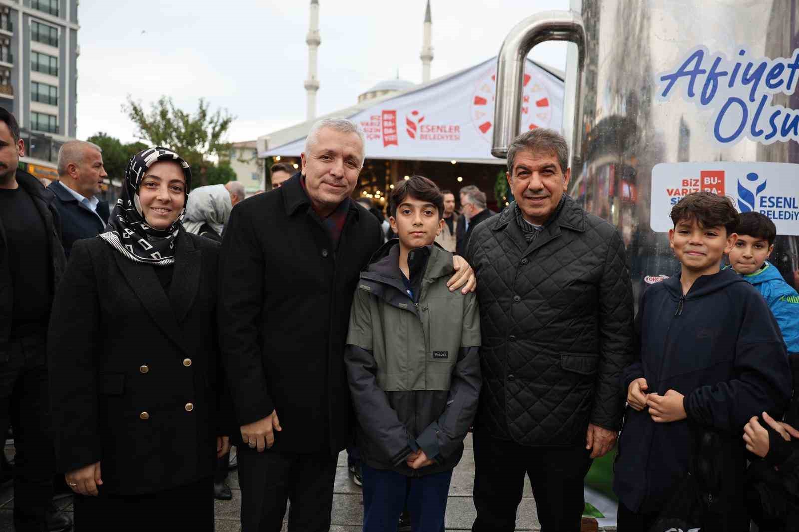 Esenler’de Uluslararası Dünya Çay Günü Coşkusu: Vatandaşlara 55 çeşit çay ikram edildi