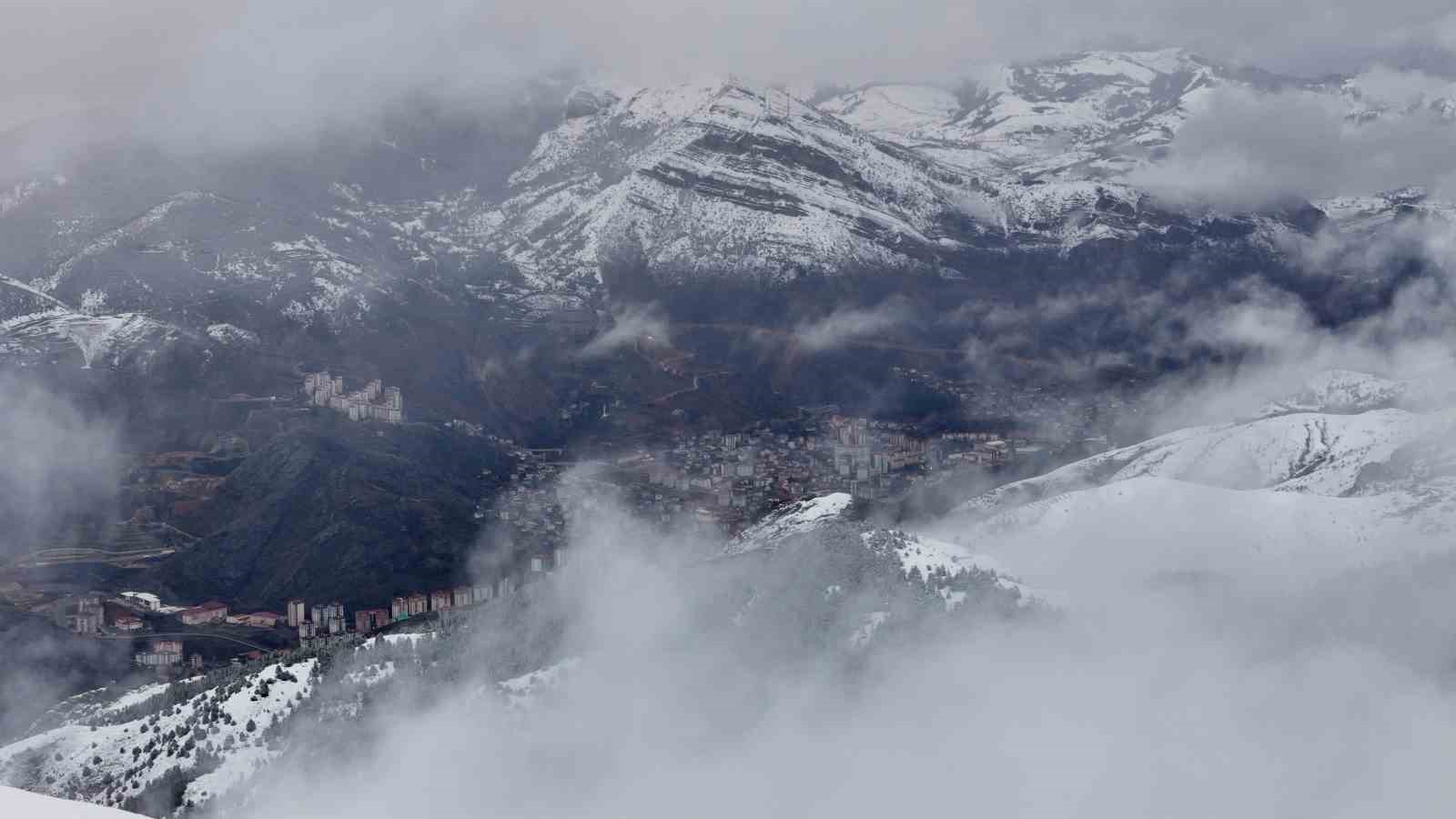 G&uuml;m&uuml;şhane beyaz gelinliğini giydi
