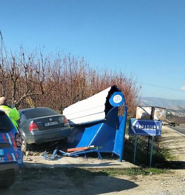 Mersin&rsquo;de otomobil otob&uuml;s durağına &ccedil;arptı: 2 yaralı
