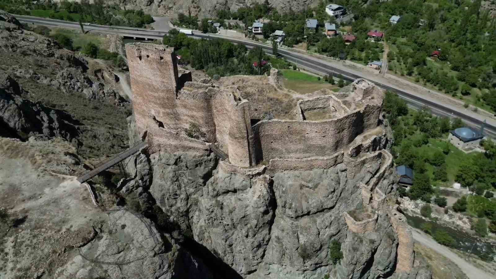 Engüzekkapı Kalesi bin yıllık ihtişamıyla ziyaretçilerini bekliyor