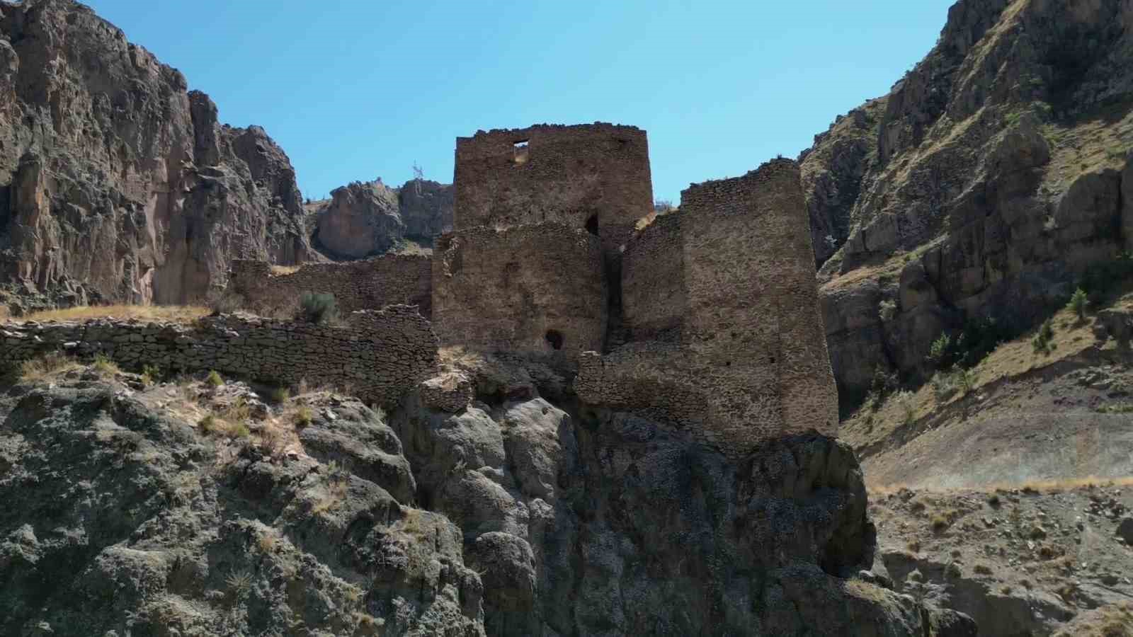 Eng&uuml;zekkapı Kalesi bin yıllık ihtişamıyla ziyaret&ccedil;ilerini bekliyor
