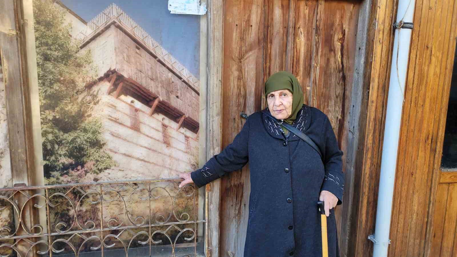 90 yaşındaki Fikriye nine manileriyle hafızalara hayran bırakıyor