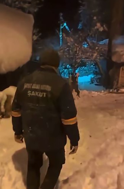 Artvin Şavşat&rsquo;taki yangın b&ouml;lgesine ulaşım kar nedeniyle g&uuml;&ccedil;l&uuml;kle sağlandı
