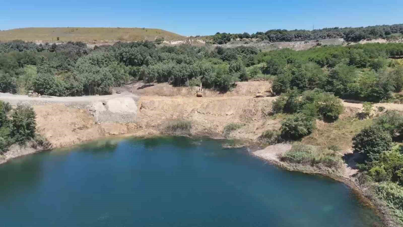 Arnavutköy’de İBB’nin döküm sahasına çevirdiği Mavi Göl’de balıklar can çekişiyor