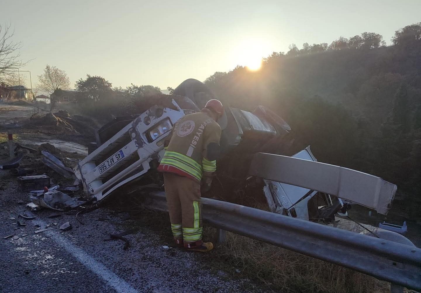 Tır kontrolden çıktı: 1 yaralı