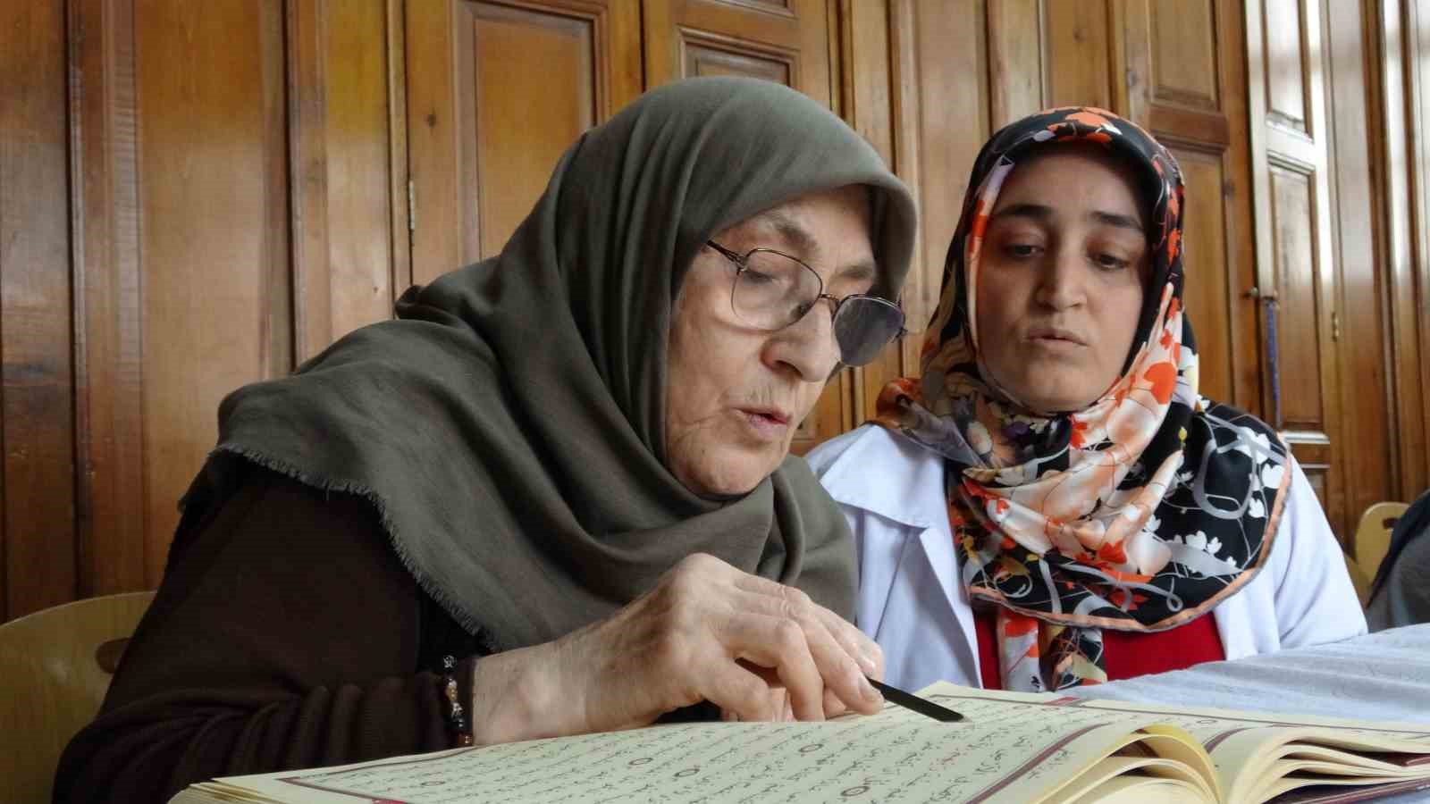 75 yaşındaki Fatma teyzenin Kur’an-ı Kerim öğrenme azmi