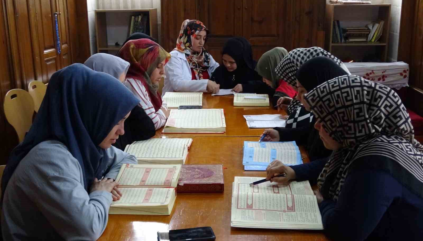 75 yaşındaki Fatma teyzenin Kur’an-ı Kerim öğrenme azmi