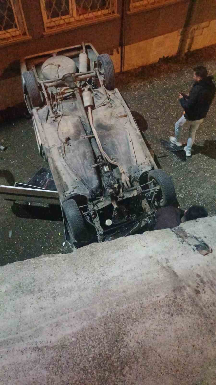 Otomobil istinat duvarından okulun bah&ccedil;esine d&uuml;şt&uuml;: 2 yaralı
