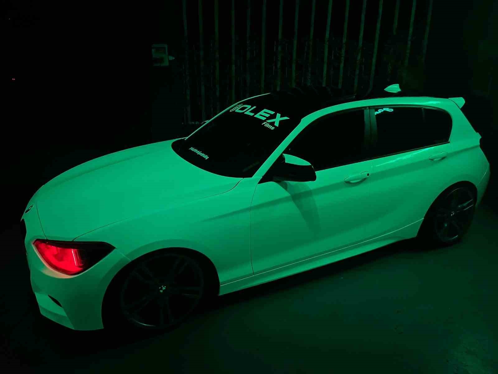 D&uuml;nyada eşi nadir olan ara&ccedil; g&uuml;nd&uuml;z beyaz, geceleri ise yeşil rengi ile parlıyor
