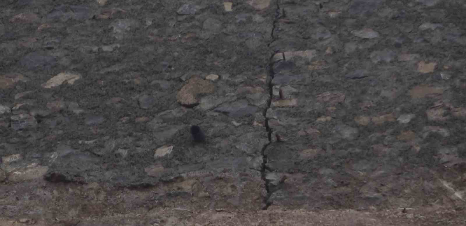 Heyelan sonrası yapılan istinat duvarlarında &ccedil;atlaklar oluştu
