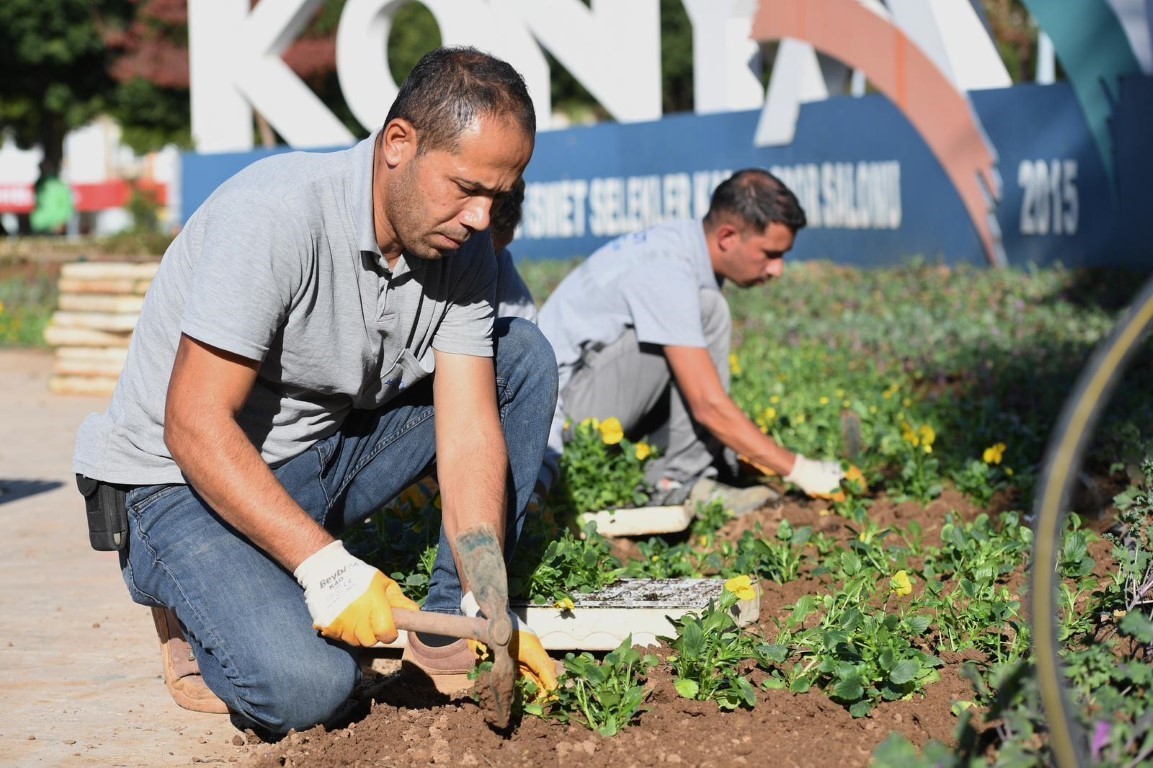 Konyaaltı&rsquo;nda mevsimlik &ccedil;i&ccedil;ek ekimi
