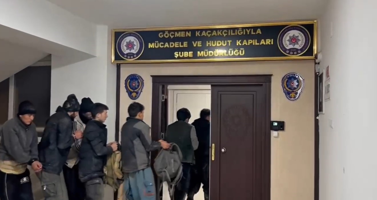 Iğdır&rsquo;da termal kamera ve İHA&rsquo;larla ka&ccedil;ak g&ouml;&ccedil;men tespiti:3 organizat&ouml;r yakalandı
