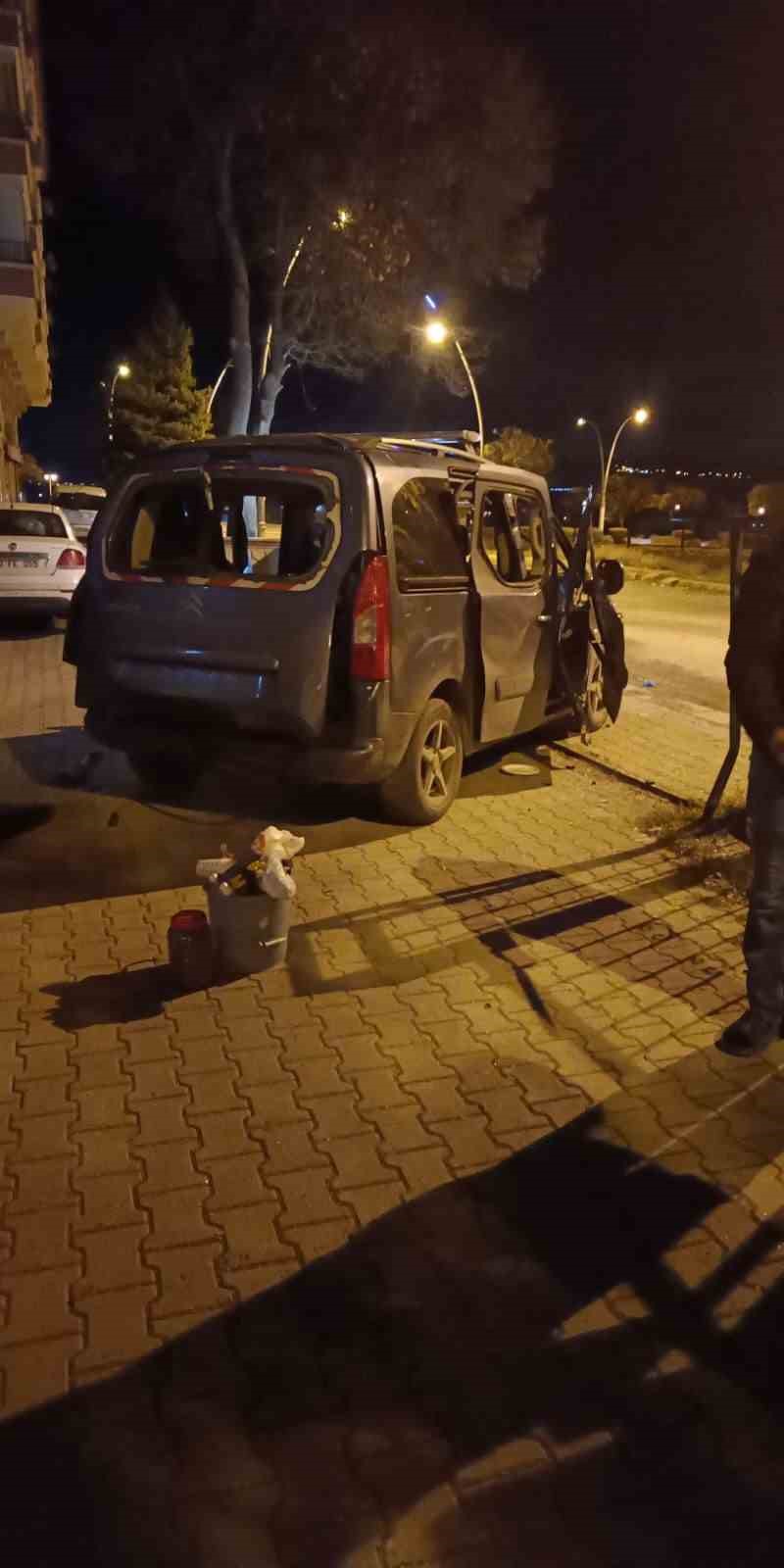 Sigara i&ccedil;mek istediği esnada otomobilinde yaşanan patlama sonucu 1 kişi yaralandı
