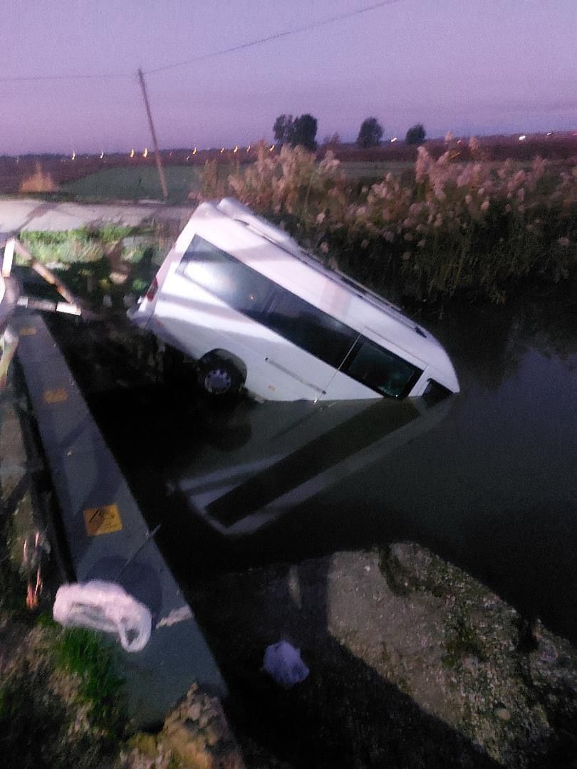 Antalya&rsquo;da minib&uuml;s sulama kanalına u&ccedil;tu
