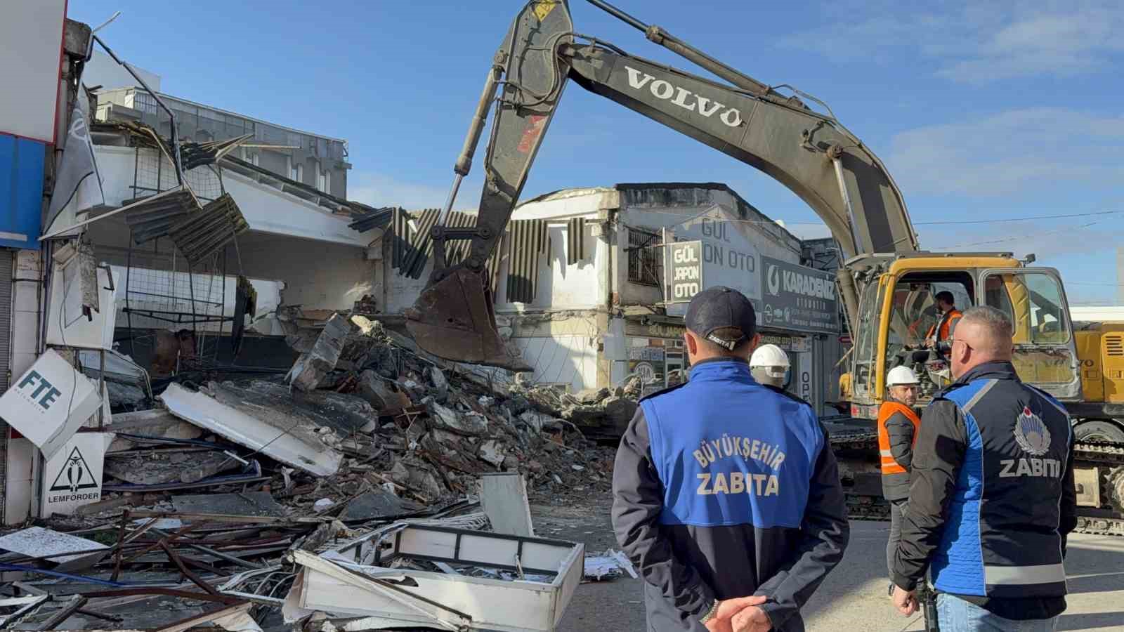 G&uuml;lsan Sanayi Sitesi&rsquo;nde ilk yıkım  başladı
