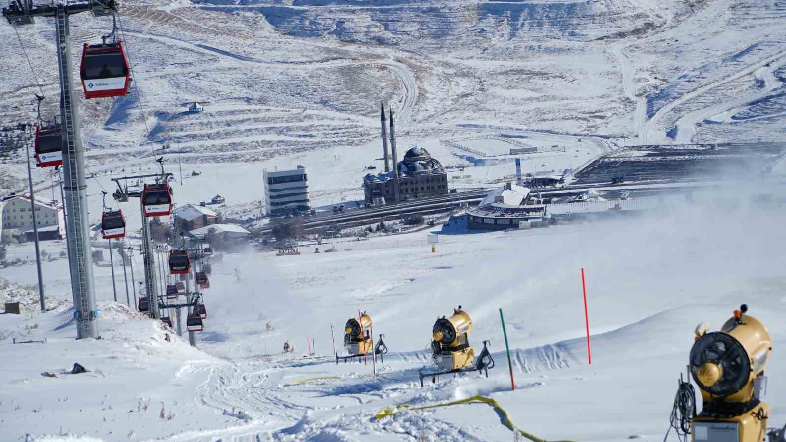 Erciyes’te Türkiye’nin en gelişmiş yapay karlama sistemiyle pistler sezona hazırlanıyor