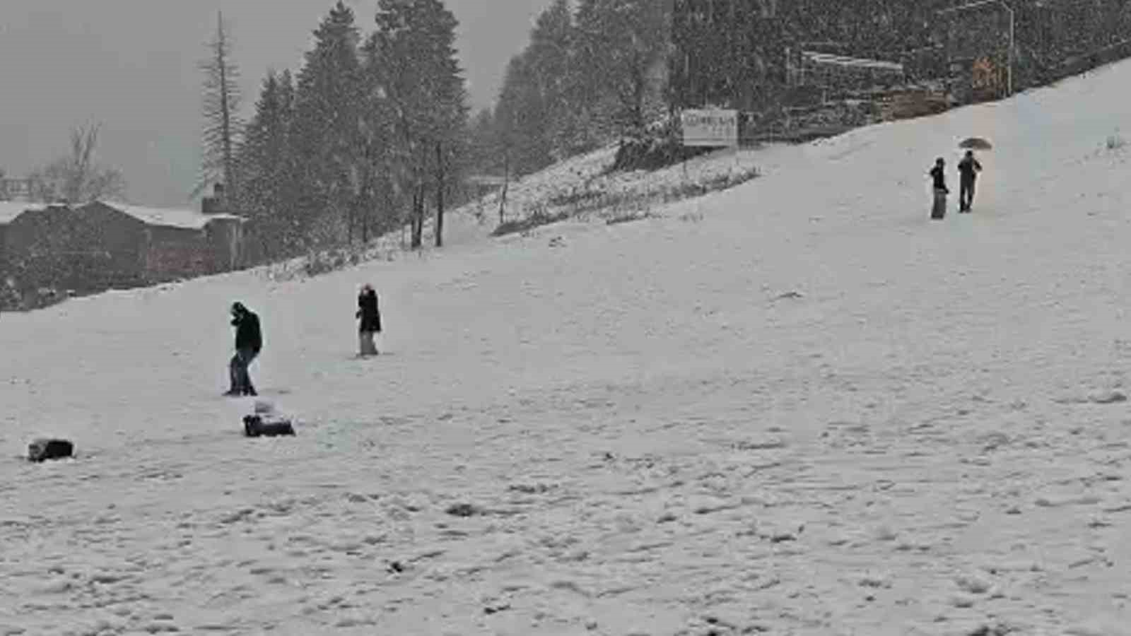 D&uuml;nyaca &uuml;nl&uuml; turizm merkezi Ayder Yaylası beyaza b&uuml;r&uuml;nd&uuml;
