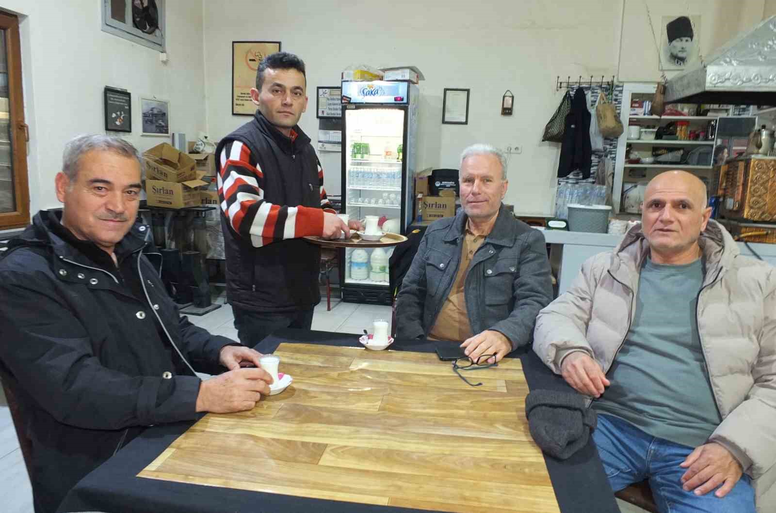 Burhaniye&rsquo;de kahvehanelerde &ccedil;ay yerine s&uuml;t i&ccedil;iliyor
