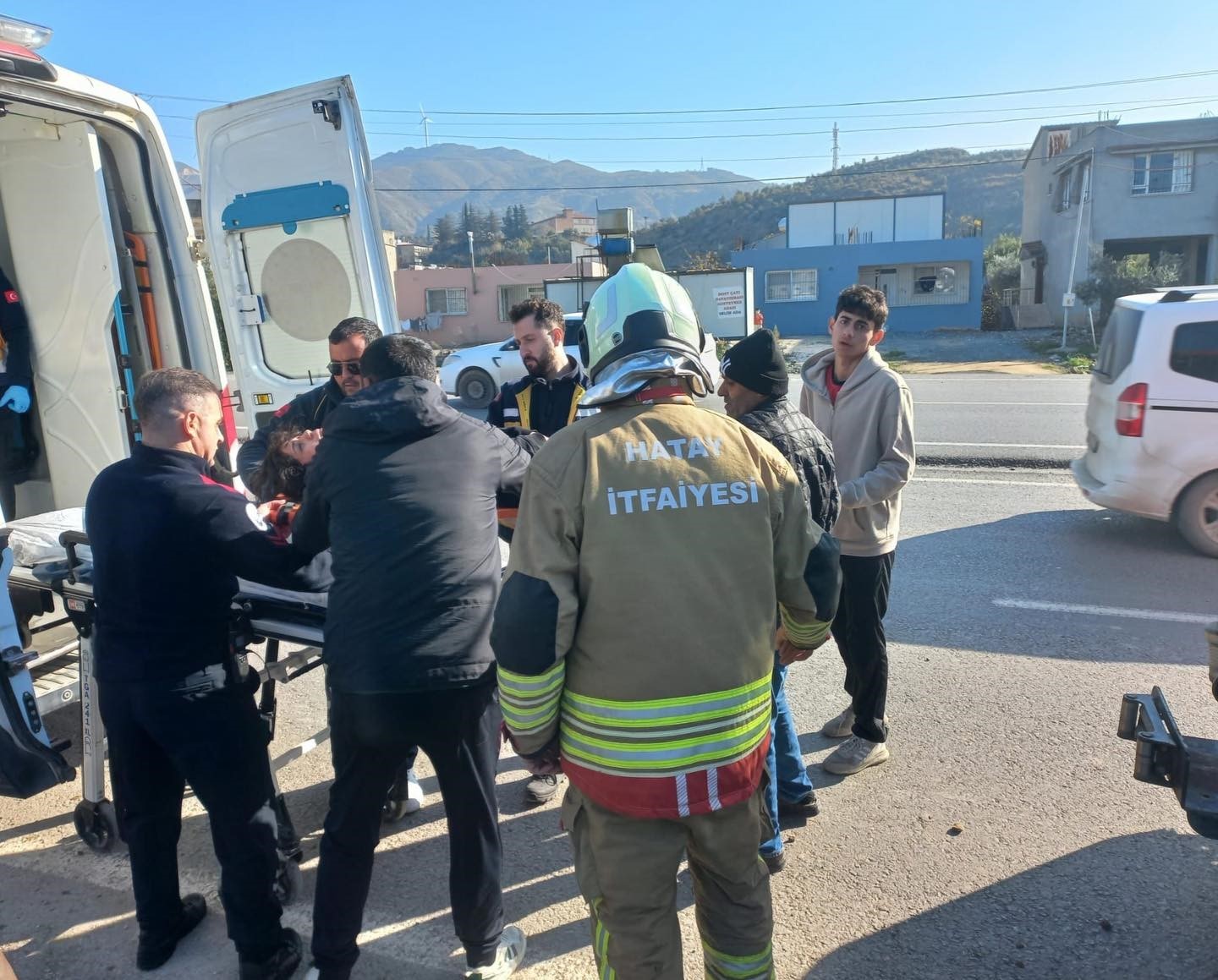 Samandağ&rsquo;da takla atan otomobilin s&uuml;r&uuml;c&uuml;s&uuml; yaralandı
