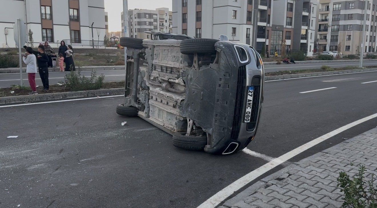 Diyarbakır’da trafik kazası: Araç yan yattı, 2 kişi yaralandı