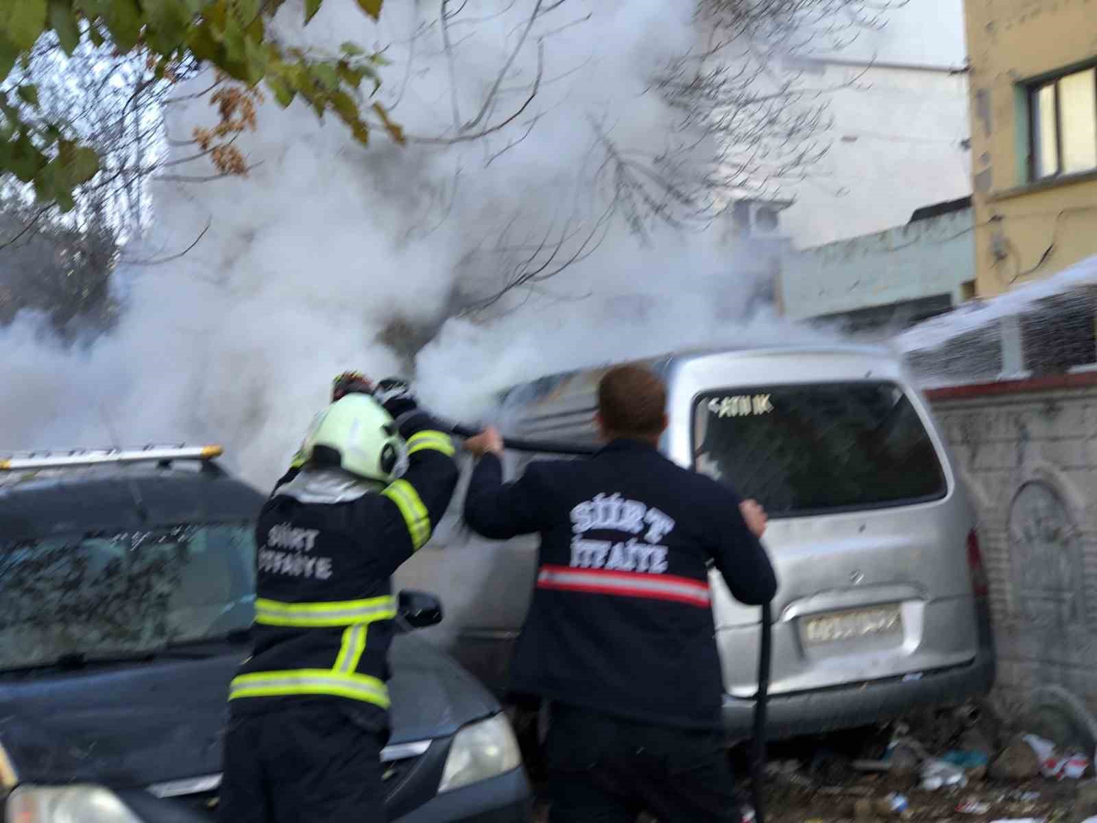 Siirt’te park halindeki kamyonet yandı