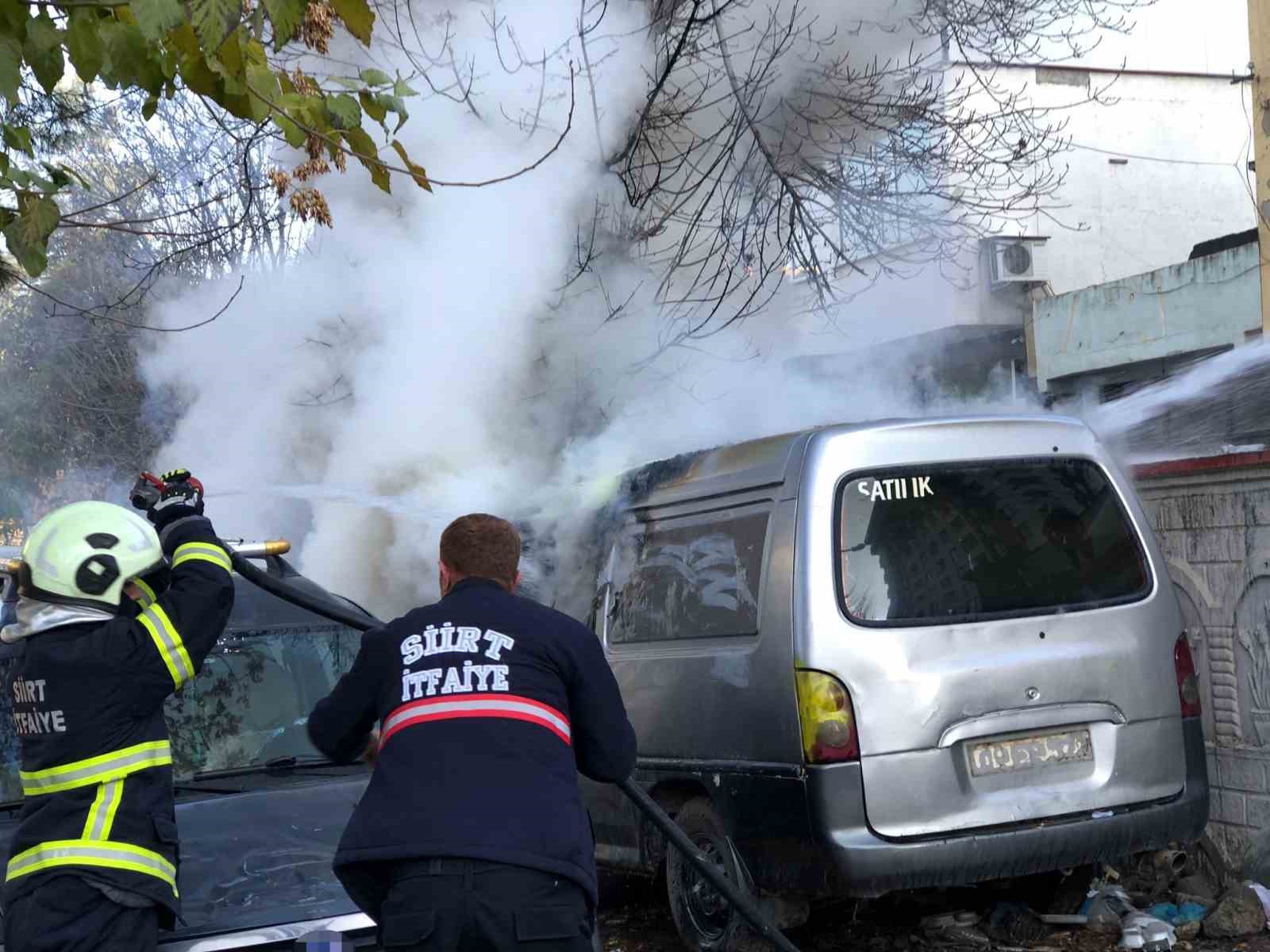 Siirt’te park halindeki kamyonet yandı