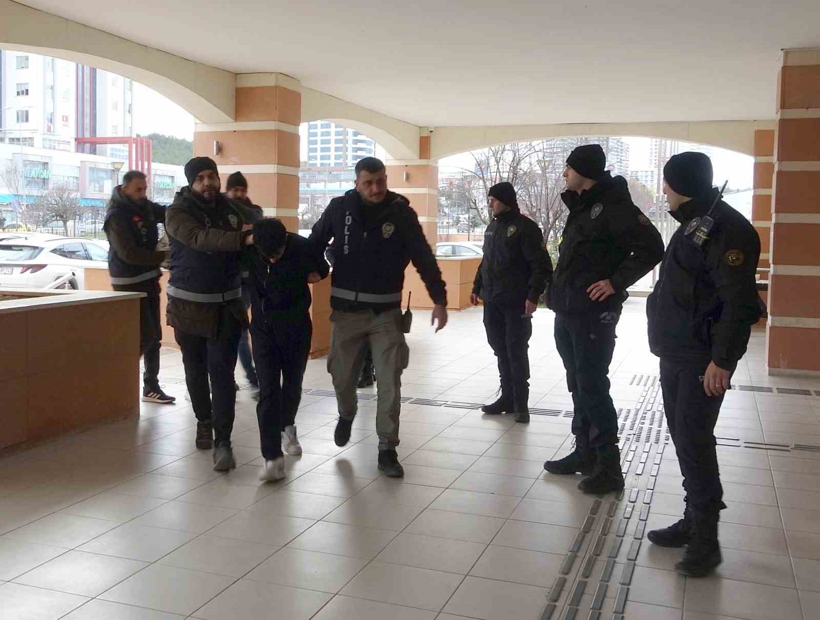 Cinayetle sonuçlanan bıçaklı kavganın zanlıları adliyeye sevk edildi