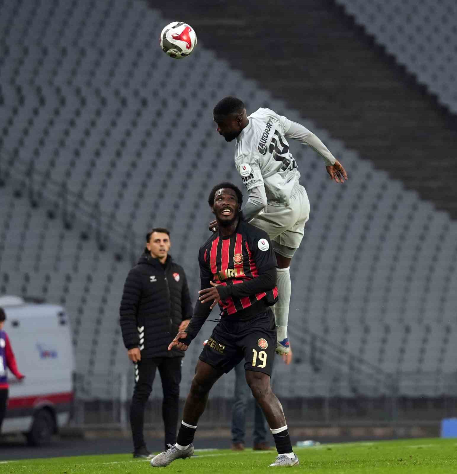 Trendyol Süper Lig: Fatih Karagümrük: 0 - Kocaelispor: 0 (İlk yarı)