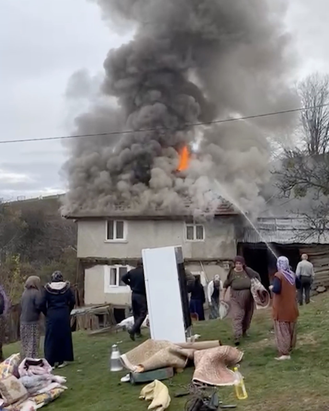 Kastamonu’da 2 katlı ev alev alev yandı