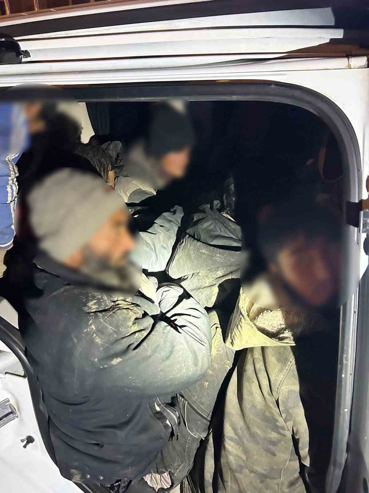 Iğdır’da bir araçta 12 düzensiz göçmen ve 2 organizatör yakalandı