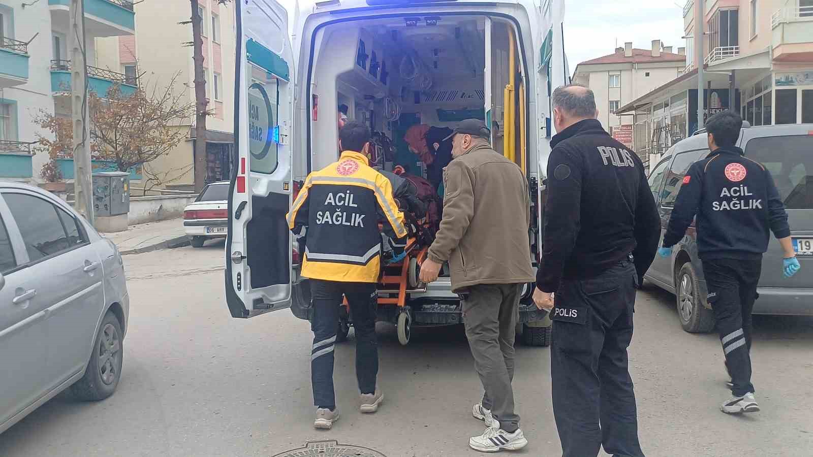 Arkadaşıyla şakalaşırken bıçağın üzerine düşen genç yaralandı